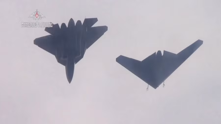 Su-57 và phiên bản đời đầu của S-70 Okhotnik bay phối hợp cùng nhau. Su-57 và phiên bản đời đầu của S-70 Okhotnik bay phối hợp cùng nhau.