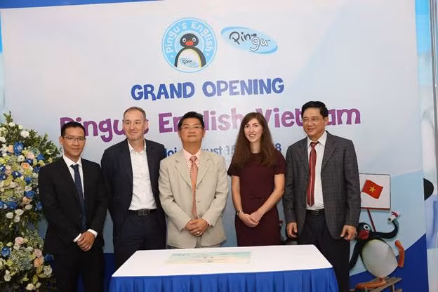 Ông Phạm Xuân Tiến - Phó Giám đốc Sở GD&ĐT Hà Nội (ngoài cùng bên phải) cùng ông Steph Lysaght – Phó Đại sứ - Đại sứ quán Anh tại Việt Nam và đại diện Pingu’s English tại lễ khai trương Ông Phạm Xuân Tiến - Phó Giám đốc Sở GD&ĐT Hà Nội (ngoài cùng bên phải) cùng ông Steph Lysaght – Phó Đại sứ - Đại sứ quán Anh tại Việt Nam và đại diện Pingu’s English tại lễ khai trương