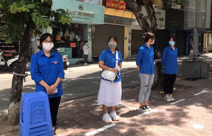 Tình nguyện viên trường THPT Trần Nhân Tông tham gia tiếp sức mùa thi