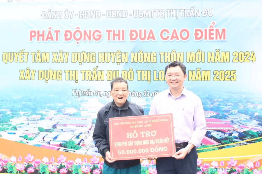 Ông Nguyễn Quốc Hữu, Bí thư Huyện ủy Phú Lương trao biển hỗ trợ nguồn lực cho gia đình ông Lục Viết Nháu, hộ nghèo tại tổ dân phố Tràng Học kinh phí xây dựng nhà đại đoàn kết trị giá 50 triệu đồng.