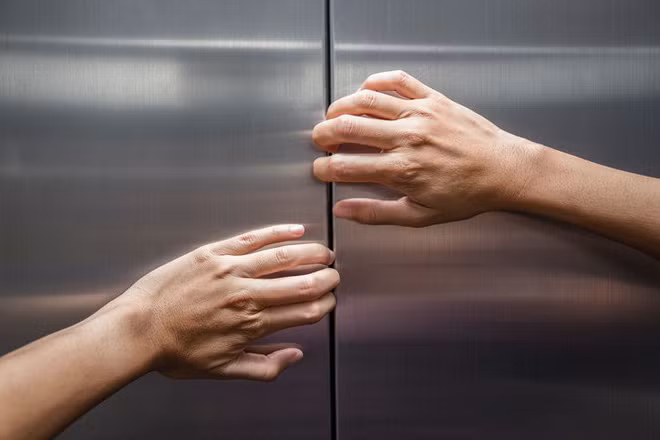 Khi thang máy gặp sự cố, đây là bí quyết sống còn mà bạn cần phải thuộc nằm lòng - Ảnh 3.