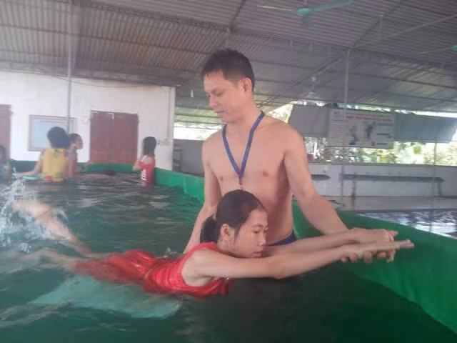 Dạy bơi cho học sinh trong bể bơi mini tại trường Tiểu học thị trấn Anh Sơn (huyện Anh Sơn, Nghệ An)