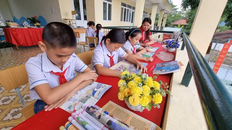 Cô trò nhà trường hưởng ứng Ngày sách và Văn hóa đọc.