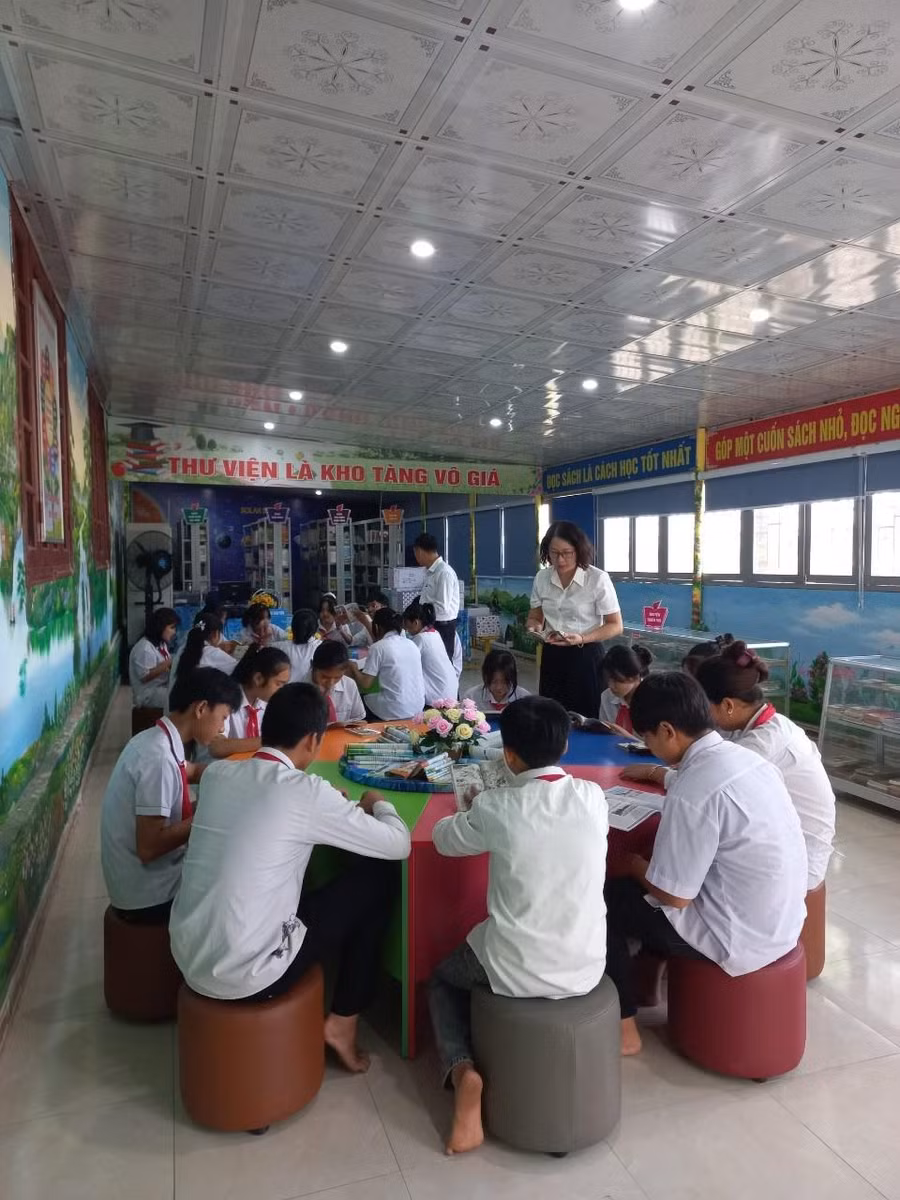 Cô trò hưởng ứng phong trào đọc sách tại thư viện nhà trường.