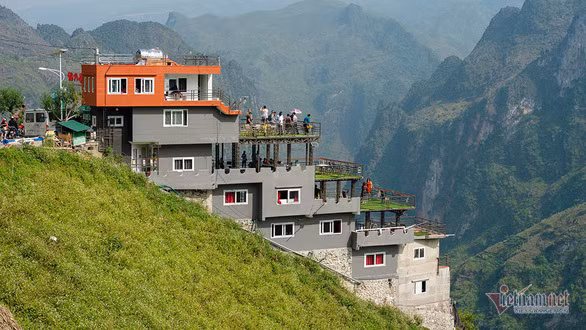 Công trình trên Mã Pì Lèng trước khi được quét sơn xanh.
