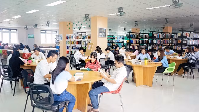 Trong thư viện. Ảnh: INT