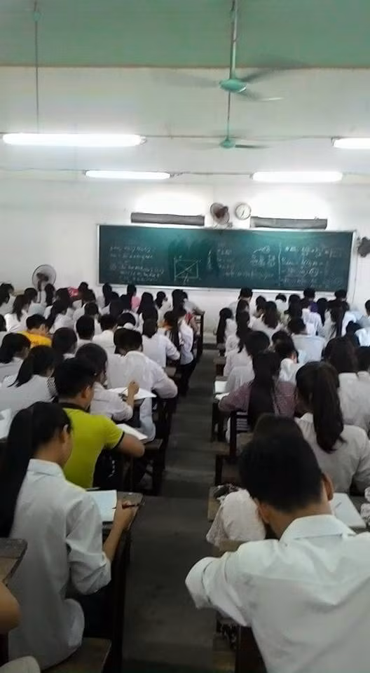 Một lớp luyện thi hình học của thầy Giang
