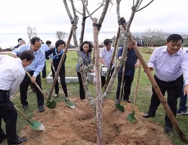 Bà Trương Thị Mai -Ủy viên Bộ Chính trị, Bí thư Trung ương Đảng, Trưởng ban Dân vận Trung ươngcùng các đại biểu thực hiện nghi thức trồng cây của chương trình Quỹ 1 triệu cây xanh cho Việt Nam.