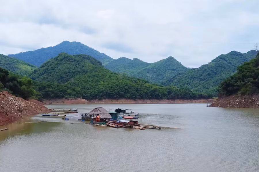 Ban đầu bà con nuôi cá chỉ là tự phát, cải thiện bữa ăn hằng ngày sau đó phát triển thành mô hình.