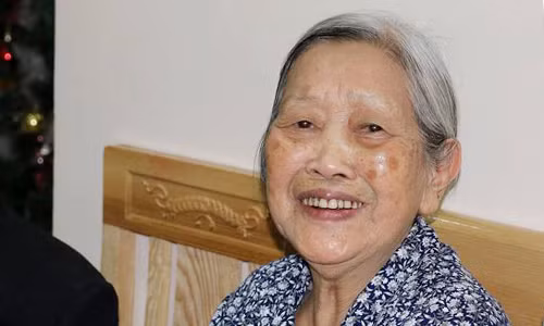 Bà Dung đã muốn ly hôn chồng từ năm 1985, nhưng gia đình động viên nên bà cố sống chung đến tận năm 2016, khi 86 tuổi thì quyết tâm ly hôn. Ảnh:Hoàng Ngân. Bà Dung đã muốn ly hôn chồng từ năm 1985, nhưng gia đình động viên nên bà cố sống đến tận năm 2016, khi 86 tuổi thì quyết tâm ly hôn. Ảnh: Viện dưỡng lão Diên Hồng.