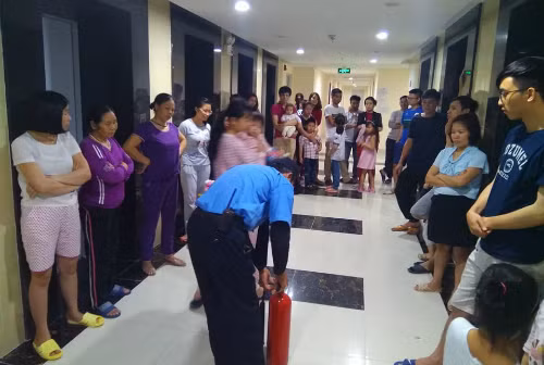 Một tầng tại chung cư Gemek 2 (An Khánh, Hoài Đức) tự tổ chức hướng dẫn cho cư dân về PCCC, cứu hộ tối 26/3. Ảnh: Lưu Quang Đạt.