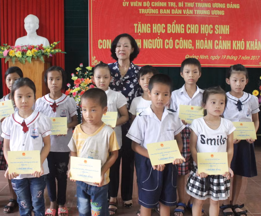 Đồng chí Trương Thị Mai trao tặng học bổng cho học sinh khó khăn của huyện Quảng Ninh tỉnh Quảng Bình 