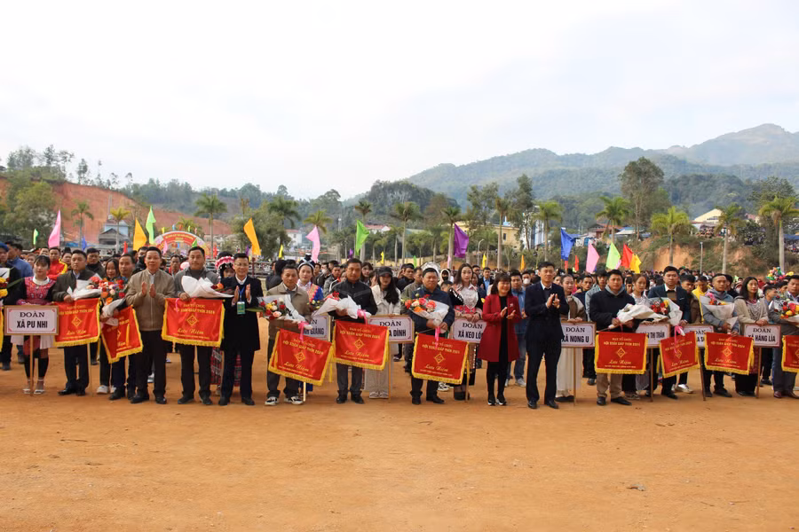 Trao cờ lưu niệm cho các đoàn...