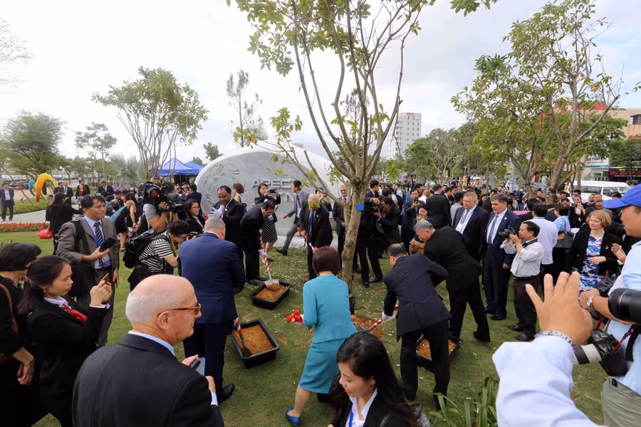 Các đại biểu tham gia trồng cây xanh tại khu Công viên tượng APEC. Các đại biểu tham gia trồng cây xanh tại khu Công viên tượng APEC.
