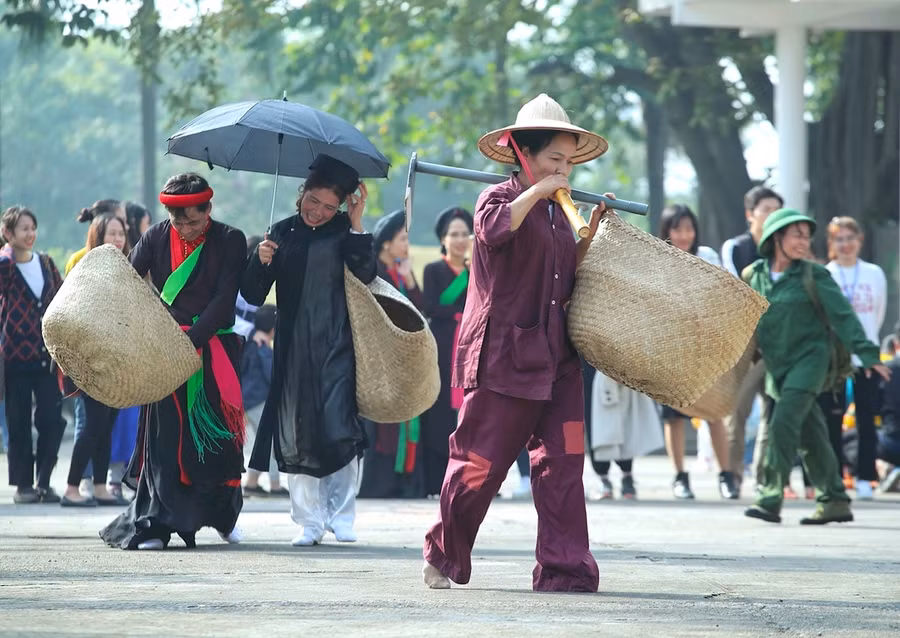 Người dân làng Guột (Huyện Quế Võ, Bắc Ninh) trình diễn trò chơi chạy ró, trò chơi mang tính biểu đạt về các thành phần trong xã hội xưa dưới góc nhìn hài hước, tạo không khí vui tươi, sảng khoái trong ngày đầu năm mới. Người dân làng Guột (Huyện Quế Võ, Bắc Ninh) trình diễn trò chơi chạy ró, trò chơi mang tính biểu đạt về các thành phần trong xã hội xưa dưới góc nhìn hài hước, tạo không khí vui tươi, sảng khoái trong ngày đầu năm mới.