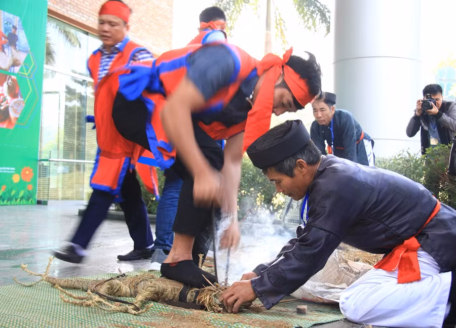 Màn biểu diễn “kéo dây lấy lửa” của các nghệ nhân đến từ làng Yên Vỹ (xã Hòa Tiến, huyện Yên Phong, Bắc Ninh). Đây là một tục lệ độc đáo, thường được tổ chức vào đêm mùng 3 Tết, gắn với tín ngưỡng cầu mùa của người dân vùng Kinh Bắc xưa. Màn biểu diễn “kéo dây lấy lửa” của các nghệ nhân đến từ làng Yên Vỹ (xã Hòa Tiến, huyện Yên Phong, Bắc Ninh). Đây là một tục lệ độc đáo, thường được tổ chức vào đêm mùng 3 Tết, gắn với tín ngưỡng cầu mùa của người dân vùng Kinh Bắc xưa.
