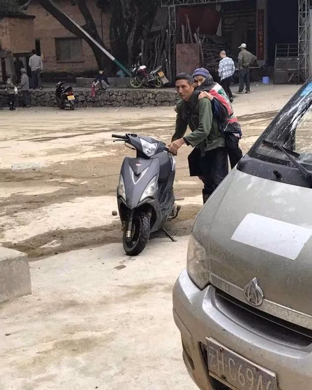 Người con địu mẹ 7 năm đi tìm thầy chữa bệnh ảnh 4 Người con địu mẹ 7 năm đi tìm thầy chữa bệnh ảnh 4