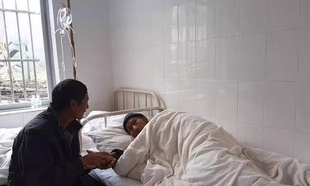 Người con địu mẹ 7 năm đi tìm thầy chữa bệnh ảnh 6 Người con địu mẹ 7 năm đi tìm thầy chữa bệnh ảnh 6
