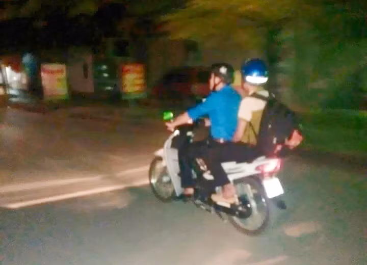 Sinh viên tình nguyện trong Câu lạc bộ Luật gia trẻ Trường ĐH Khoa học Thái Nguyên đón và đưa Hờ Mí Dia về Ký túc xá lúc 23 giờ 15