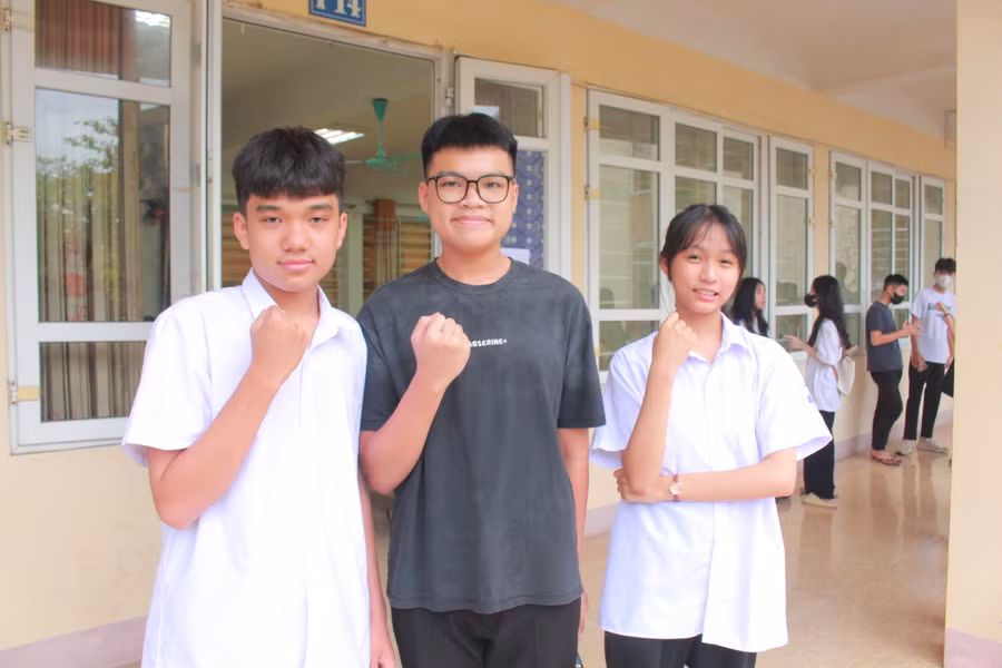 Các thí sinh tại điểm thi trường THPT Lương Ngọc Quyến, TP Thái Nguyên thể hiện quyết tâm đạt kết quả cao trong kỳ thi này. Các thí sinh tại điểm thi trường THPT Lương Ngọc Quyến, TP Thái Nguyên thể hiện quyết tâm đạt kết quả cao trong kỳ thi này.