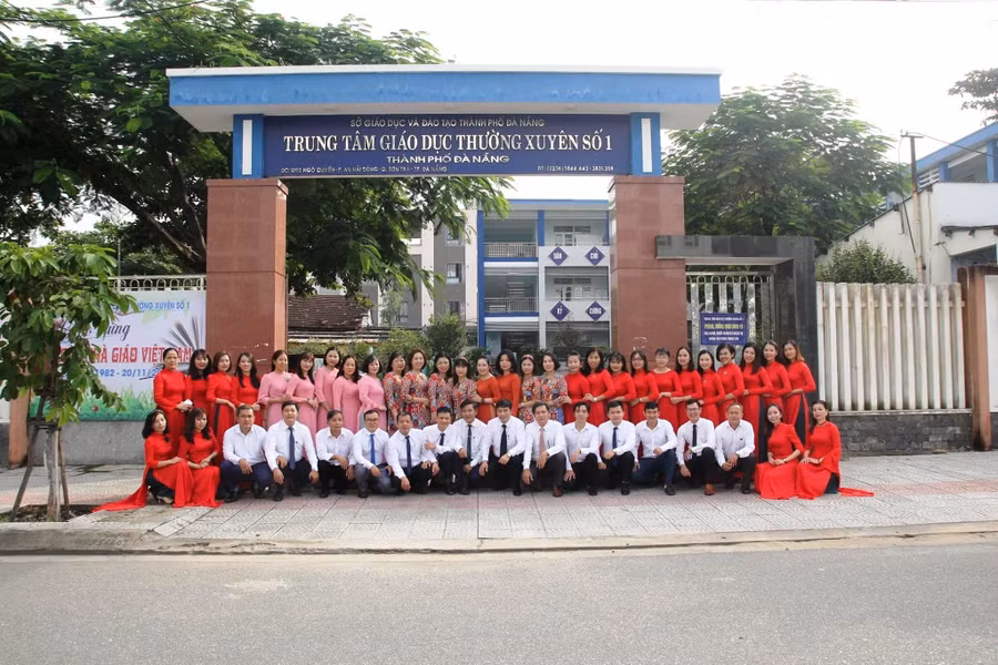 Tập thể cán bộ giáo viên Trung tâm Giáo dục thường xuyên số 1 thành phố Đà Nẵng.