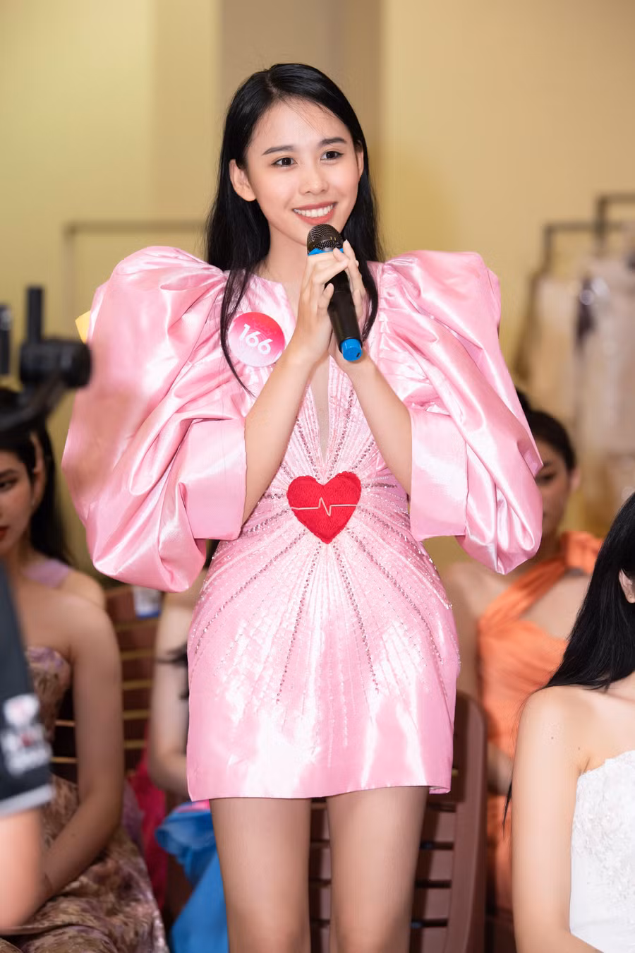 Các thí sinh chia sẻ tâm tư, tình cảm trong buổi giao lưu cùng Hoa hậu Thùy Tiên và bà Phạm Kim Dung. Đối với họ, những bài học kinh nghiệm quý báu trong buổi giao lưu là động lực để họ nỗ lực trên chặng đường sắp tới của cuộc thi.