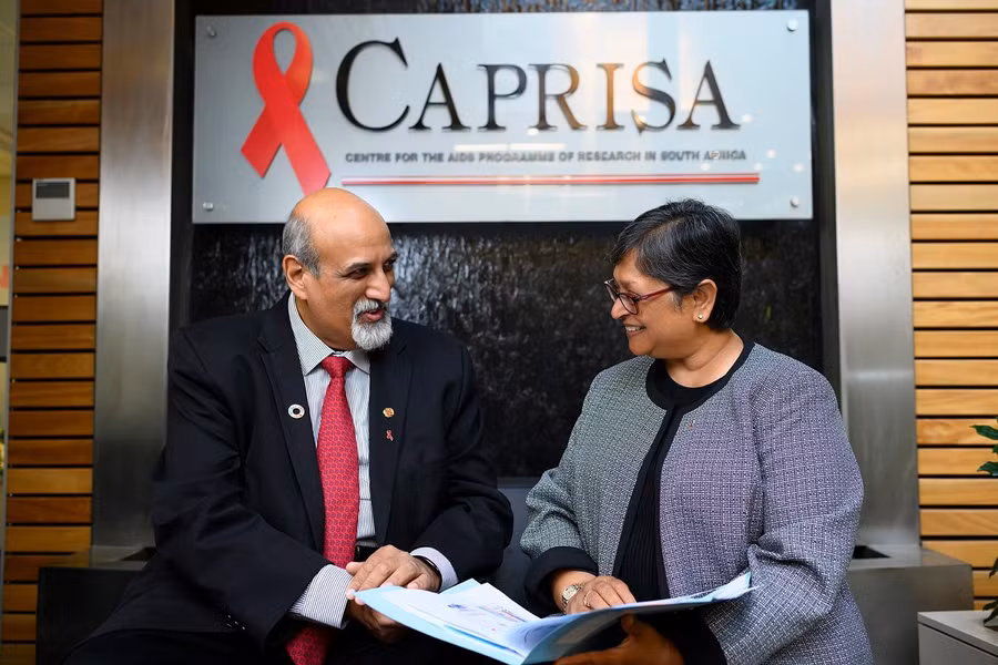 Vợ chồng GS Karim tại CAPRISA, Trung tâm nghiên cứu AIDS tại Nam Phi.