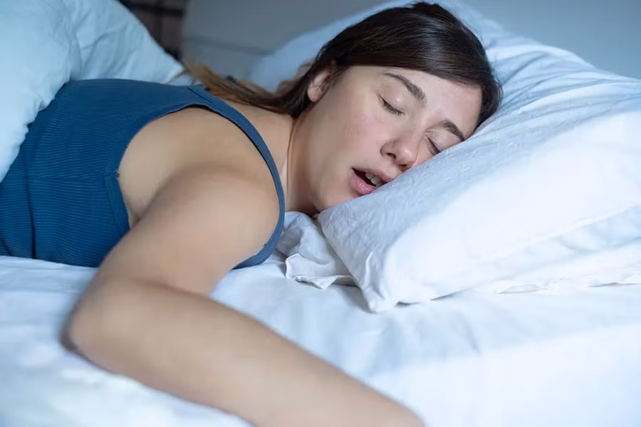 Đối với chứng ngưng thở khi ngủ ở mức độ vừa phải, chuyên gia có thể khuyên bạn nên giảm cân, tránh uống rượu và một số loại thuốc ngủ. (Ảnh: ITN) Đối với chứng ngưng thở khi ngủ ở mức độ vừa phải, chuyên gia có thể khuyên bạn nên giảm cân, tránh uống rượu và một số loại thuốc ngủ. (Ảnh: ITN)