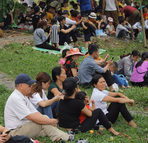 Phút nghỉ ngơi sau khi leo lên đến đền Hùng.