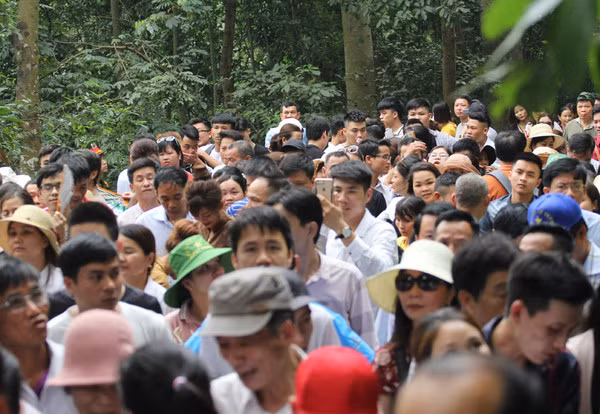 Hôm nay, lượng du khách bất ngờ đổ về khu di tích Đền Hùng tăng lên đột biến so với mọi năm nên cảnh ùn tắc nghẹt thở đã xảy ra tại lối lên. Lực lượng chức năng đã phải căng mình để hướng dẫn bà con nhân dân di chuyển. Do thời tiết tại Phú Thọ sáng và trưa ngày 13/4 vẫn trong tình trạng oi bức nên khiến rất nhiều người cảm thấy khó chịu.