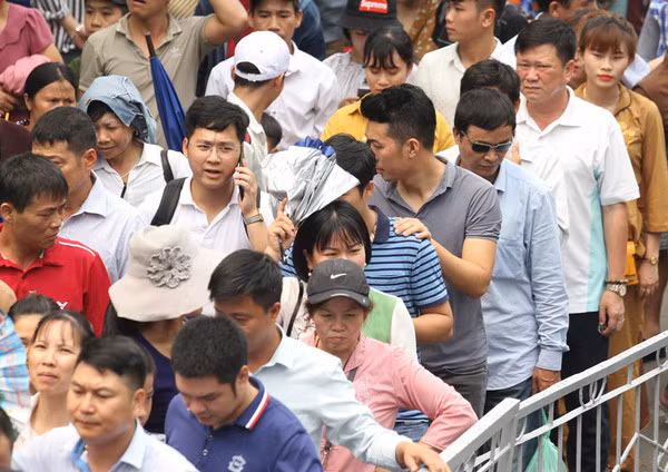 Lực lượng chức năng căng mình hỗ trợ, nhắc nhở người dân di chuyển trật tự, không dùng lại giữa đường hoặc băng qua rừng đi lối tắt nguy hiểm.