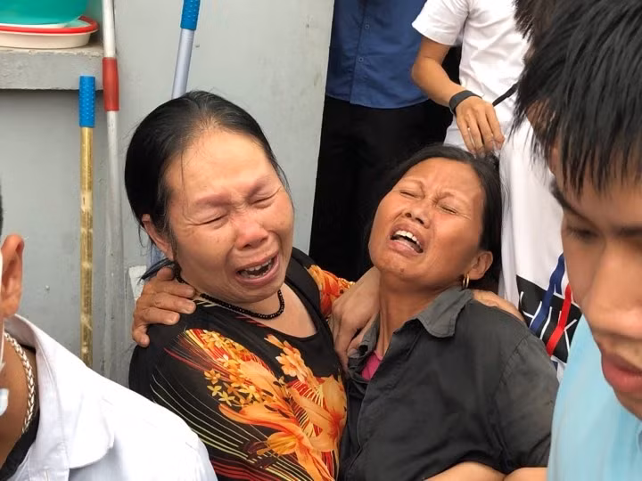 Bà Tâm khóc ngất vì thương con.