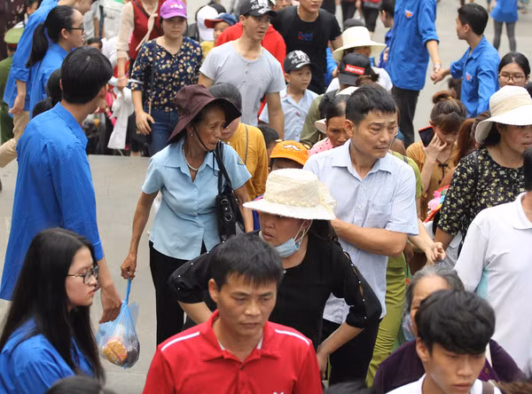 Nhiều người cho biết, dù đã tranh thủ hành hương lên Đền Hùng sớm 1 ngày nhưng không nghĩ rằng lượng người lại đông nghẹt thở.