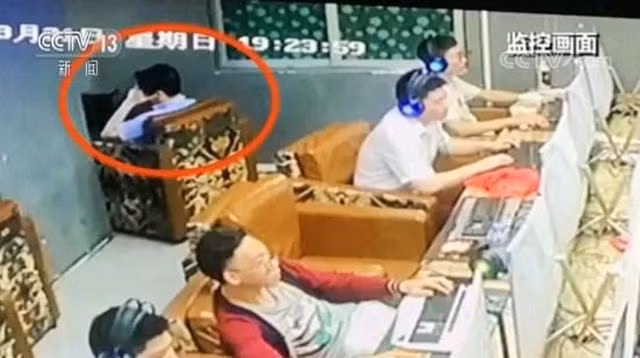 Người đàn ông đột tử vì ngồi quán internet 50 giờ liền - 1