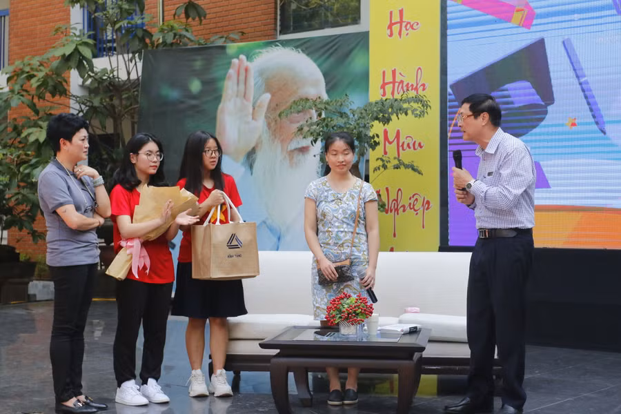 Đại diện nhà trường đánh giá cao những chia sẻ tâm huyết của Th.sĩ Đào Thu Hương tại chương trình. Đại diện nhà trường đánh giá cao những chia sẻ tâm huyết của Th.sĩ Đào Thu Hương tại chương trình.