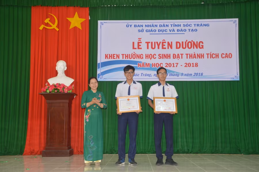Giám đốc Sở GD-ĐT Nguyễn Thị Tuyết Hà trao BK của UBND tỉnh cho HS giỏi quốc gia