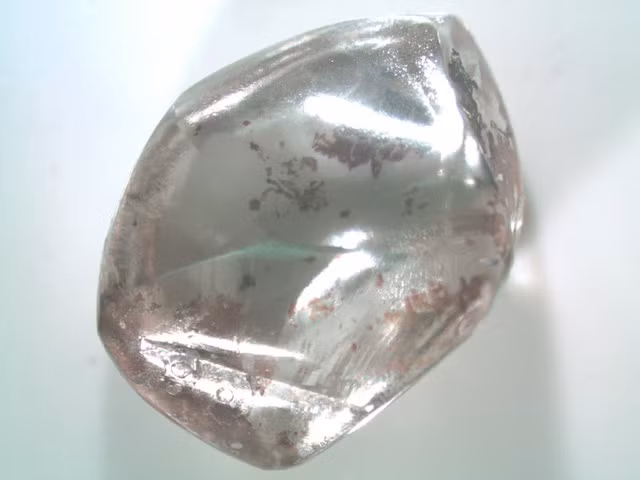 Viên kim cương trắng được một bà lão 71 tuổi tìm thấy trong tháng này là viên kim cương lớn nhất được tìm thấy trong công viên tính đến nay trong năm 2018. (Nguồn: Arkansas State Parks)