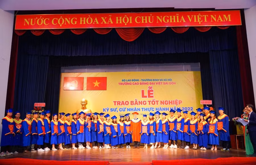 Các tân khoa Trường Cao đẳng Đại Việt Sài Gòn trong ngày vui tốt nghiệp.