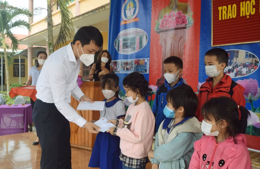 Ông Nguyễn Hoài Nam, Bí thư Huyện ủy Tuyên Hóa nghi nhận sự quan tâm của quý báo, quý công ty đến những học sinh nghèo vượt khó trên địa bàn. Ông Nam mong muốn trong thời gian tới những học sinh, người dân của huyện miền núi Tuyên Hóa sẽ được quan tâm, hỗ trợ nhiều hơn từ các mạnh thường quân. "Thay mặt lãnh đạo địa phương ghi nhận và cảm ơn sự quan tâm của quý công ty và Báo GD&amp;TĐ. Là huyện miền núi, đời sống người dân còn nhiều khó khăn, còn nhiều học sinh cần được quan tâm giúp đỡ. Mong muốn những việc làm ý nghĩa sẽ được nhân lên", ông Nam bày tỏ.