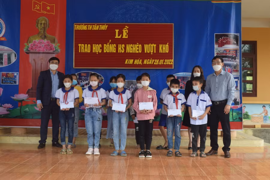 Đoàn đã trao 100 phần quà tới các em học sinh nghèo vượt khó ở xã miền núi của huyện Tuyên Hóa (Quảng Bình).