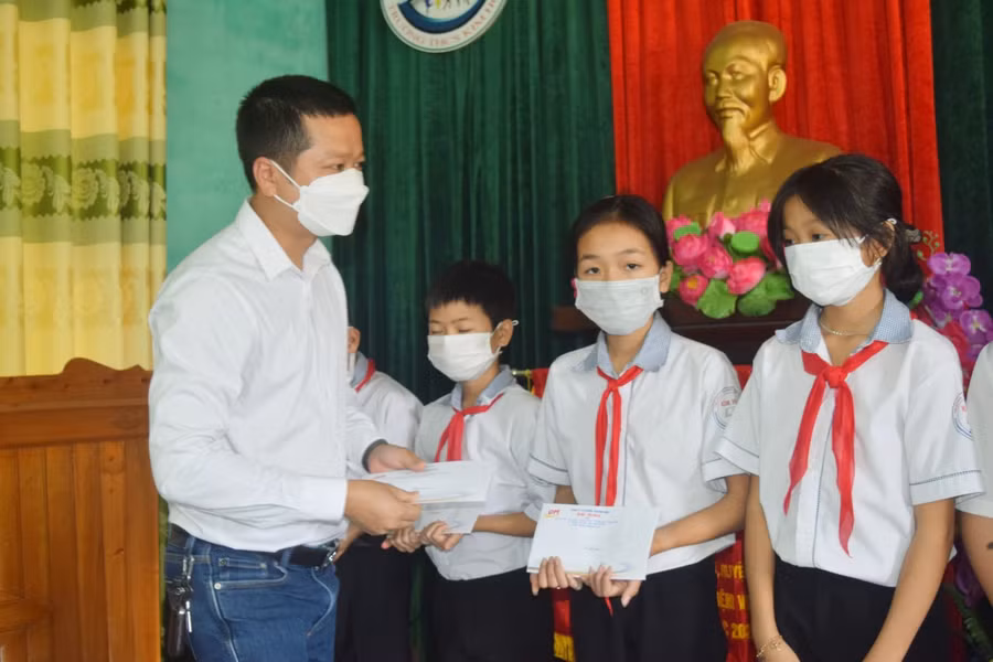 40 phần quà Tết được ông Nguyễn Minh Đức, Phó Giám đốc Công ty CP thương mại Đại Minh trao tới các em học sinh. Ông Đức mong muốn những món quà được trao sẽ giúp những em học sinh nghèo vượt khó có một cái Tết đủ đầy hơn. Đây cũng là sự động viên cho sự nỗ lực vượt khó học tập của những học sinh nghèo huyện miền núi.