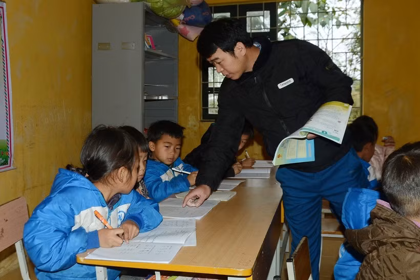 Giáo viên Trường PTDTBT Tiểu học Huổi Lếch, huyện Mường Nhé hướng dẫn học sinh luyện chữ. Giáo viên Trường PTDTBT Tiểu học Huổi Lếch, huyện Mường Nhé hướng dẫn học sinh luyện chữ.