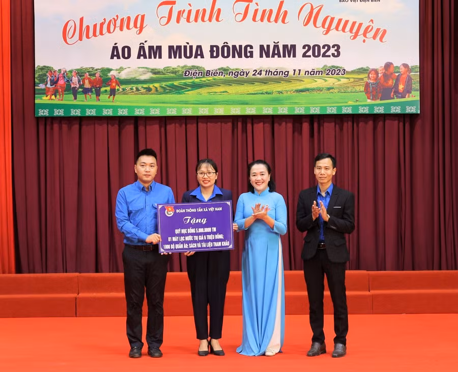 Trao tặng quà cho Trường Cao đẳng Kinh tế - Kỹ thuật tỉnh Điện Biên.