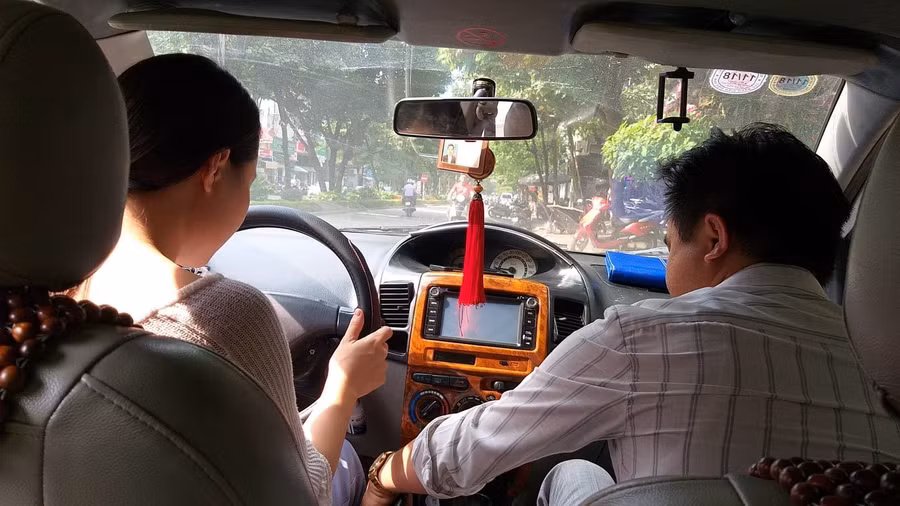 Thầy giáo Tuấn Anh chỉ cho học viên hệ thống chân ga, phanh trên ô tô.
