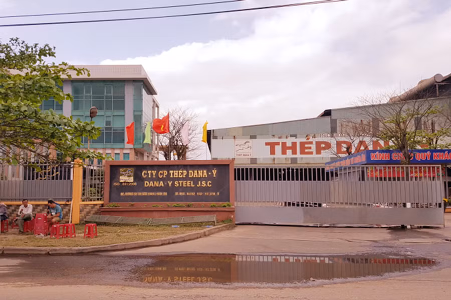 Bên ngoài nhà máy thép Dana Ý vắng vẻ vì ngưng hoạt động