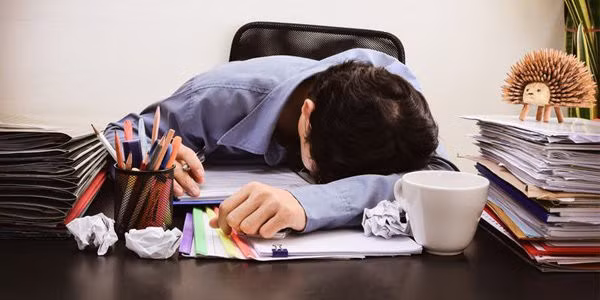 Không rượu bia, thuốc lá, kỹ sư 48 tuổi bất ngờ xuất huyết não do tham công tiếc việc - Ảnh 1.