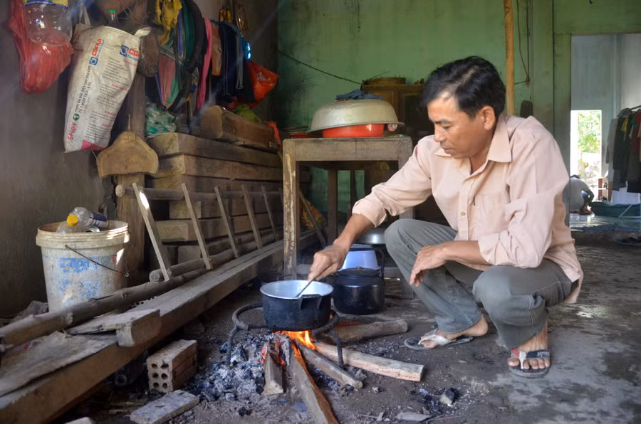 Bữa ăn sáng của hai đứa con bệnh tật của anh Hậu là nồi cháo trắng
