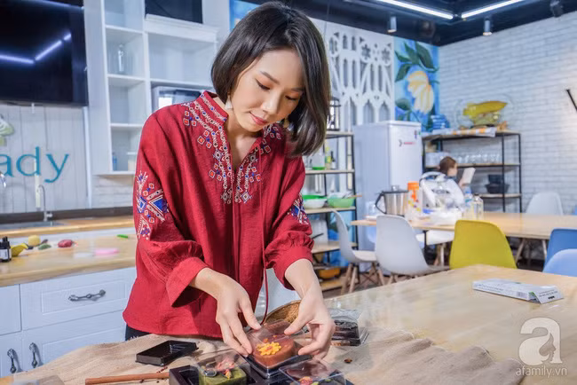 Một ngày cảm thấy hết duyên, nữ kiến trúc sư nghỉ việc ở nhà làm bánh Trung thu 3D lãi cả trăm triệu/tháng, đào tạo hàng nghìn học viên