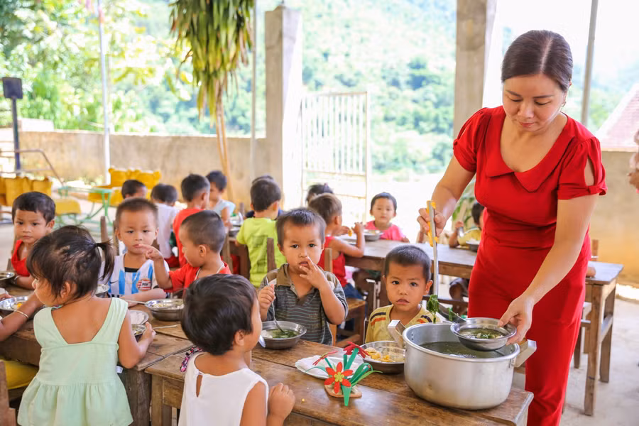 Trước khi được hỗ trợ kinh phí tổ chức bán trú, các cô giáo mầm non vùng cao tự nguyện chăm sóc trẻ buổi trưa. Ảnh: TG