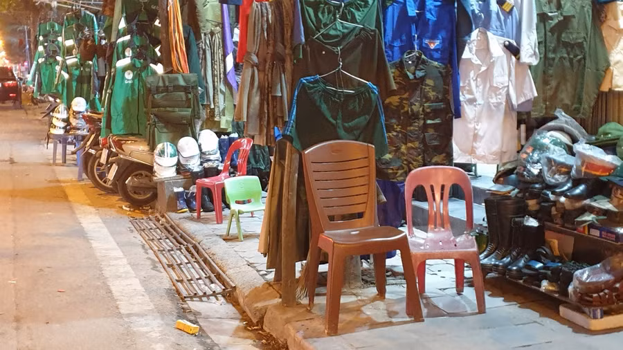 Phố Lê Duẩn đoạn từ Ga Hà Nội đến gần ngã tư giao nhau với phố Khâm Thiên bị các hàng bán quần áo, giầy, mũ… chiếm hết vỉa hè, không còn một lối nhỏ cho người đi bộ.